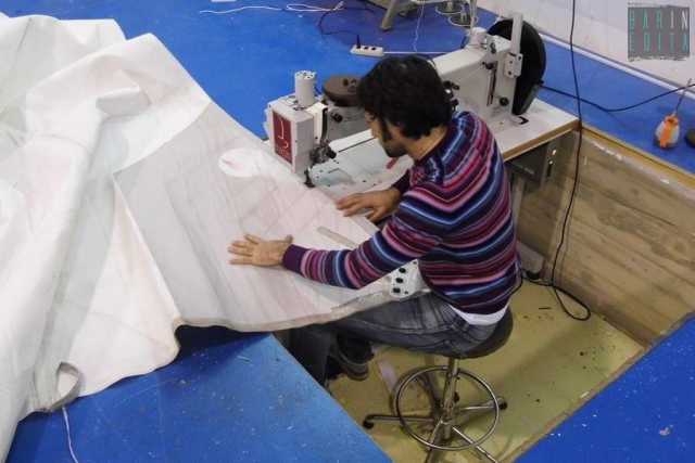 Taranto, nel laboratorio di Luigi: l�artigiano che realizza le vele delle barche